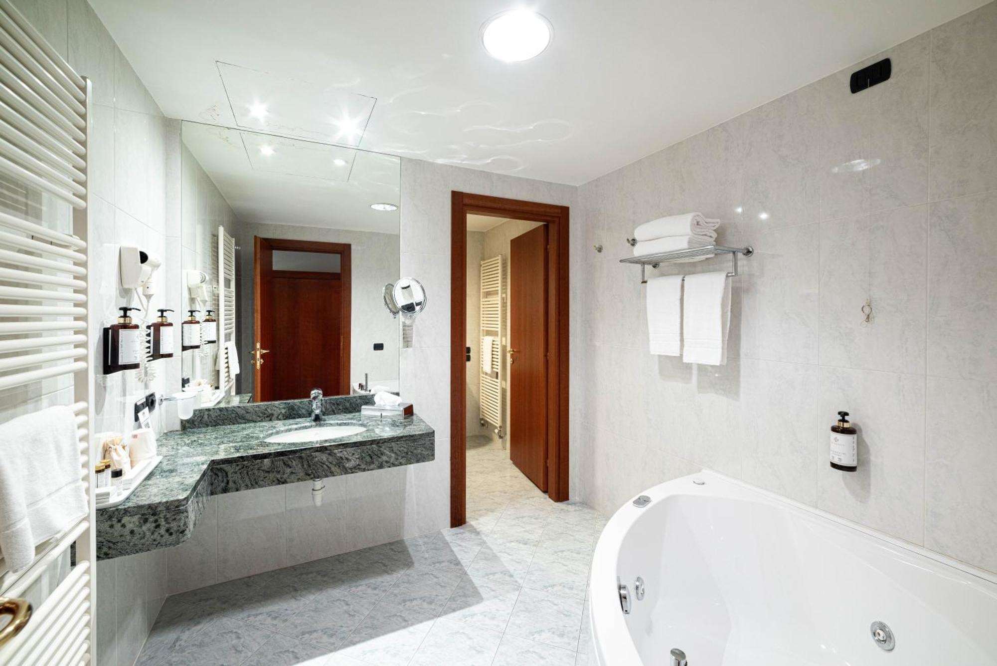 Phi Hotel Cavalieri Bra Esterno foto